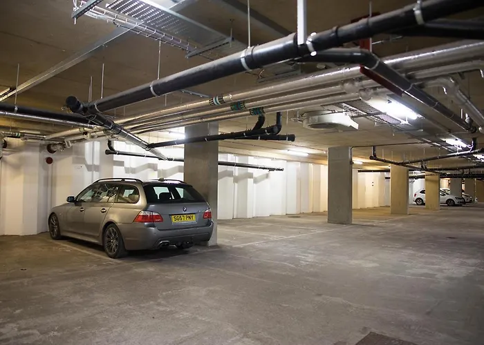 Luxury King Bed Apartment & Free Parking